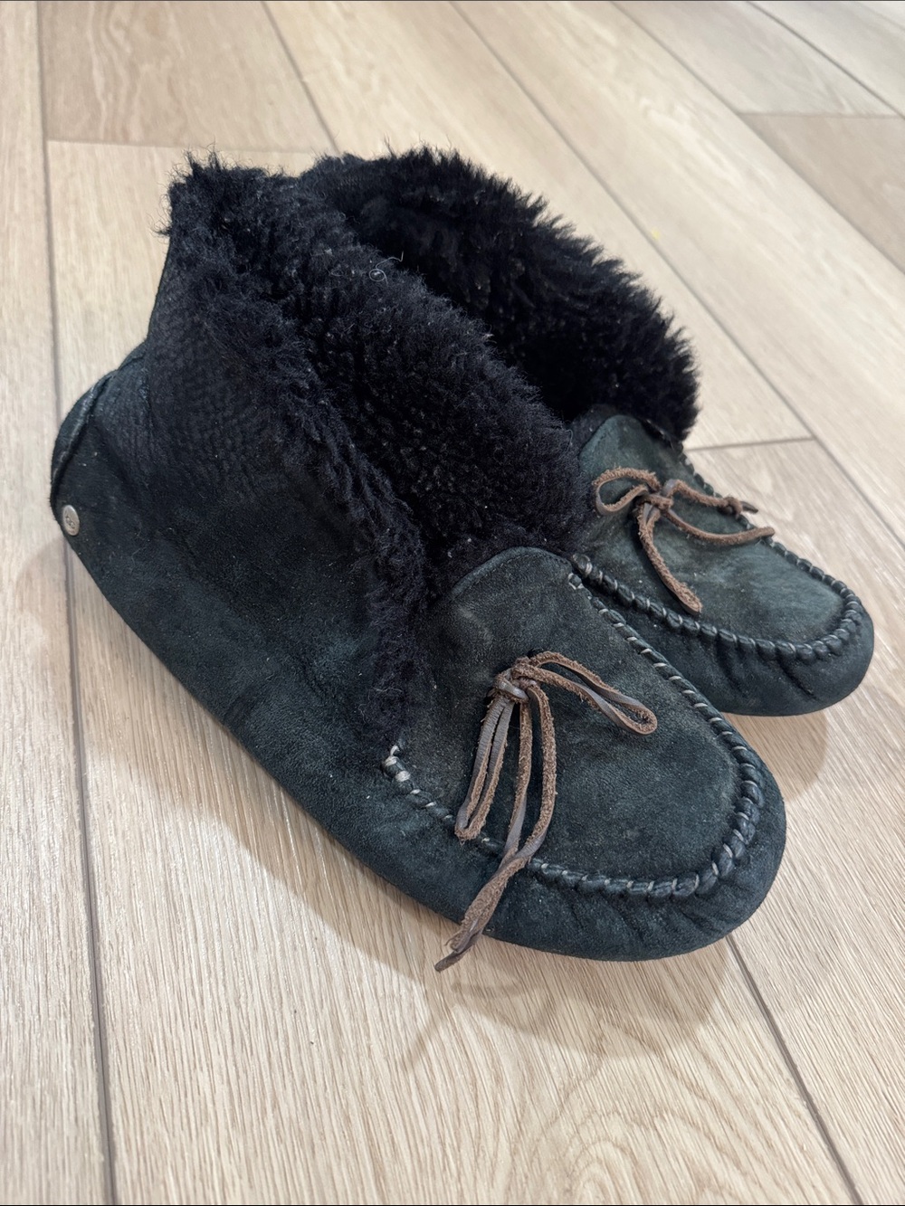 UGG ALENA MOCCASIN SLIPPER sz 8 High Top Fuzzy Y2K Fall Back to School